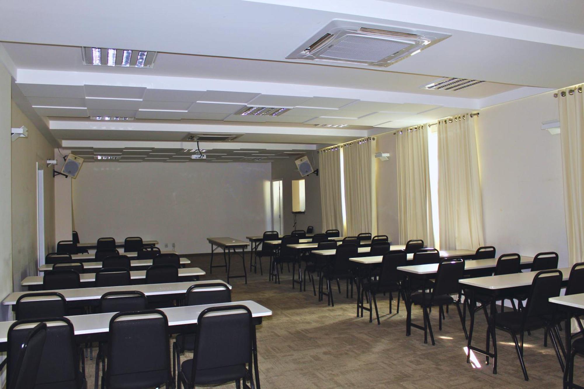 Gontijo Inn Hotel Itajuba  Exterior photo A typical classroom at the university